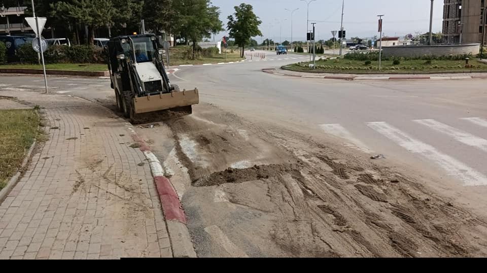 Кавадарци погодено од силно невреме проследено со силен пороен дожд, силен ветер и електрични празнења