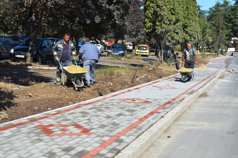 ПОПЛОЧУВАЊЕ НА ТРОТОАР НА ДЕЛ  ОД УЛИЦАТА „ЗАПАДЕН БУЛЕВАР“