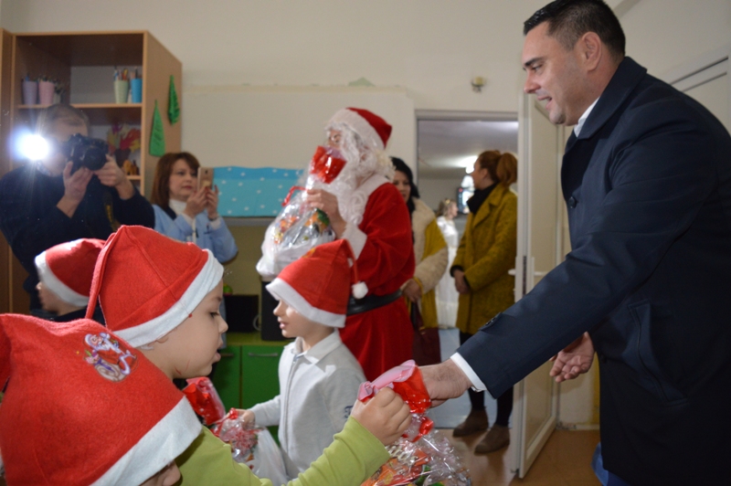 СЛАТКИ ПОДАРОЦИ ЗА ДЕЦАТА ОД ГРАДИНКАТА „ГРОЗДОБЕРЧЕ“