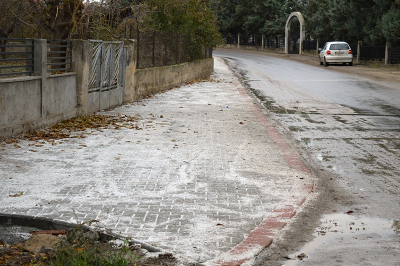 ПОПЛОЧЕН ДЕЛ ОД ТРОТОАР ВО СЕЛО СОПОТ