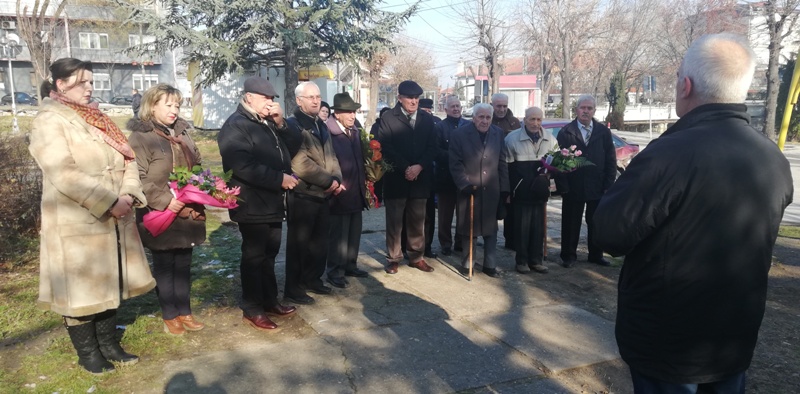 БУКЕТИ СВЕЖО ЦВЕЌЕ ВО ЧЕСТ НА БОРЦИТЕ ОД „ВТОРАТА МАКЕДОНСКА УДАРНА БРИГАДА“